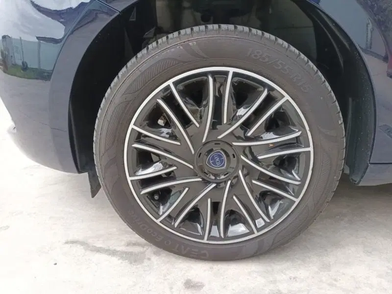 Lancia Ypsilon usata a Bari (4)