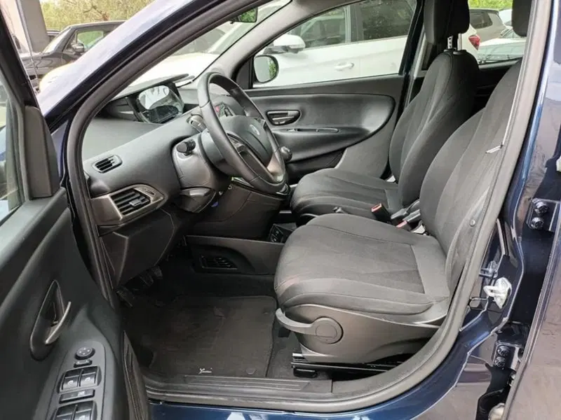 Lancia Ypsilon usata a Bari (8)