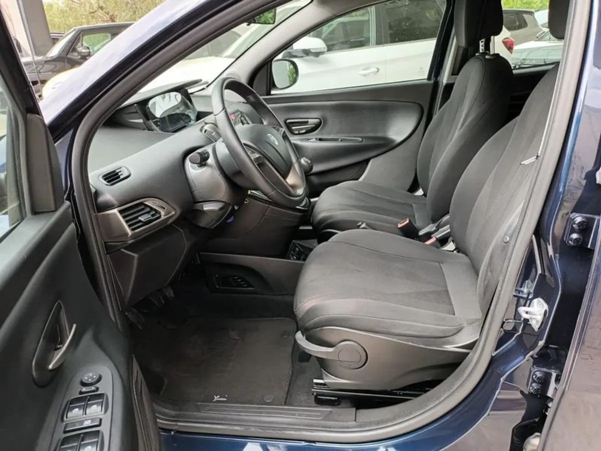 Lancia Ypsilon usata a Bari (9)