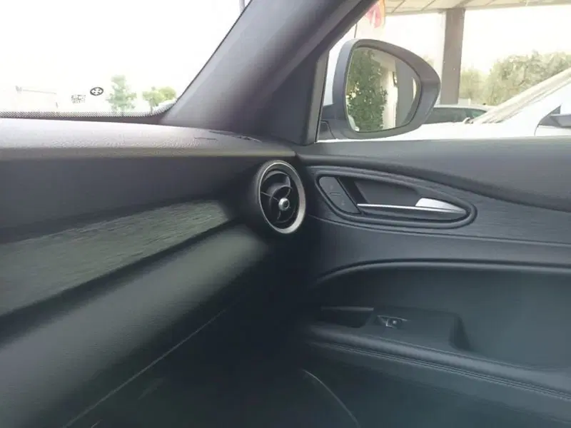 Alfa Romeo Stelvio usata a Bari (11)