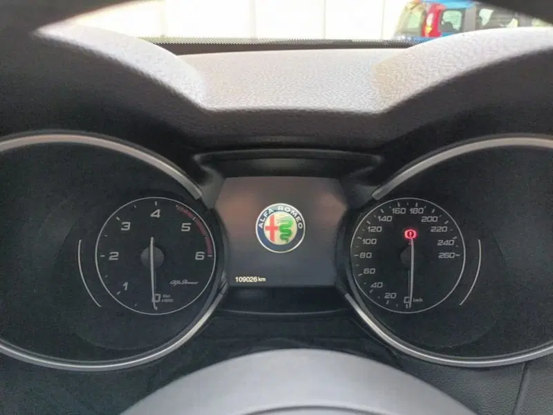 Alfa Romeo Stelvio usata a Bari (15)