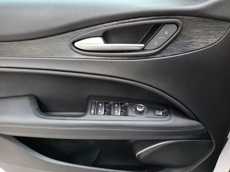 Alfa Romeo Stelvio usata a Bari (16)