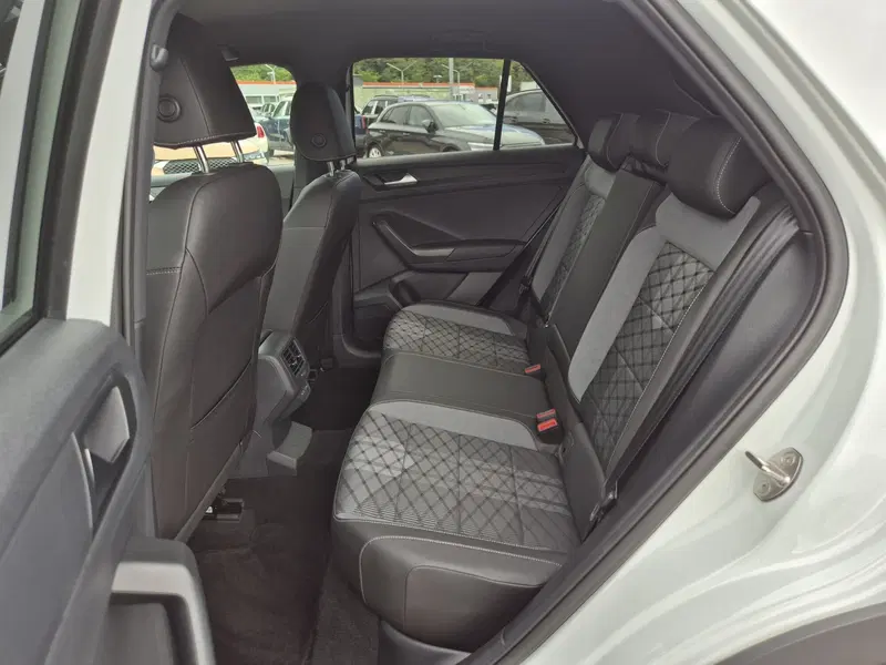 Volkswagen T-Roc usata  (7)