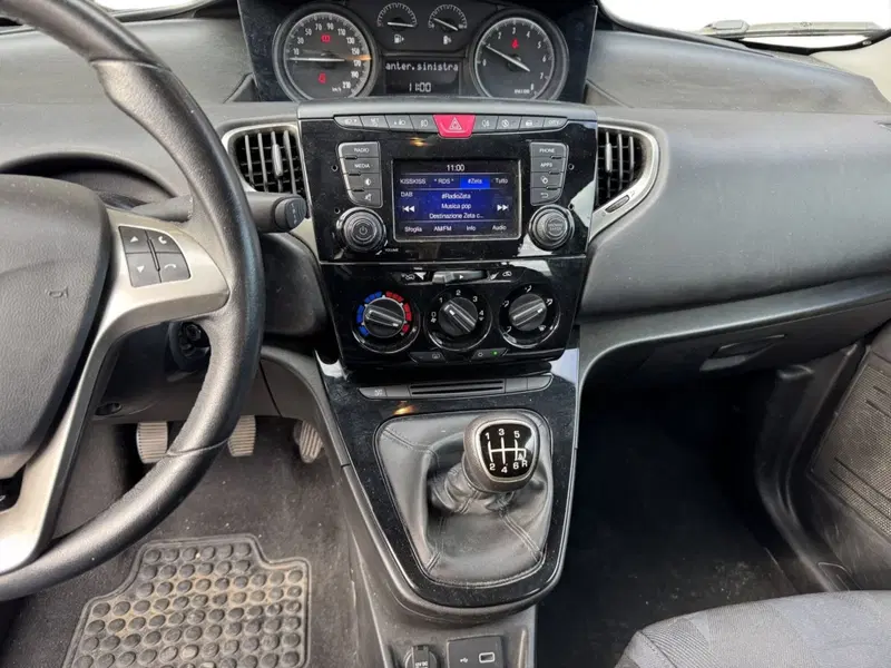 Lancia Ypsilon usata a Pistoia (11)