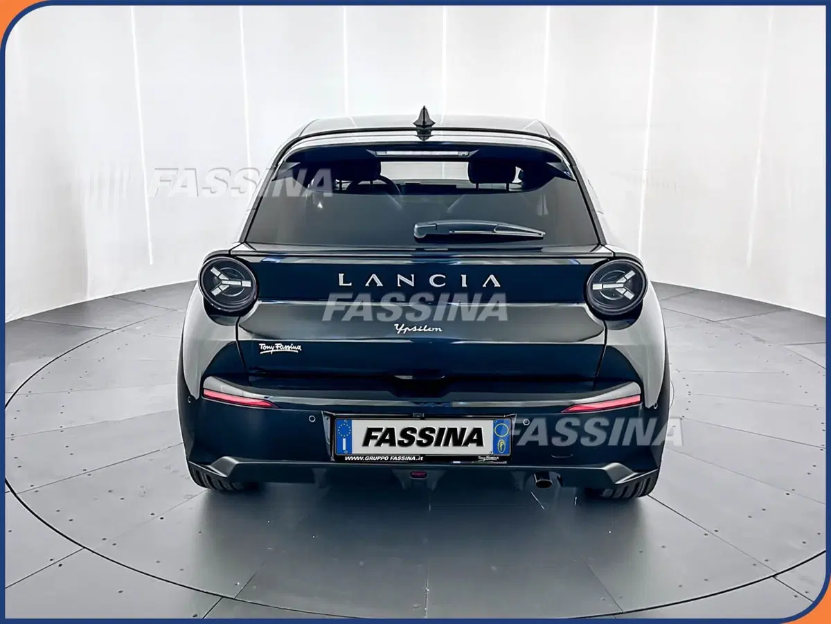 Lancia Ypsilon nuova a Milano (5)