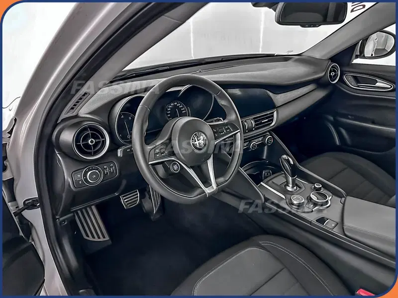 Alfa Romeo Giulia usata a Milano (9)