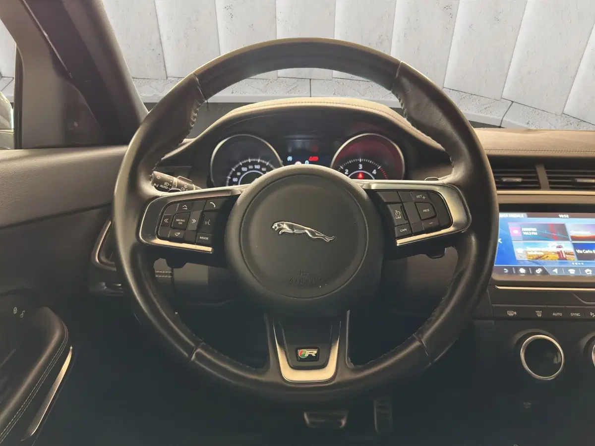 Jaguar E-Pace usata a Milano (11)