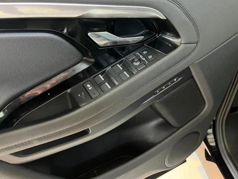 Land Rover Range Rover Evoque usata a Venezia (8)