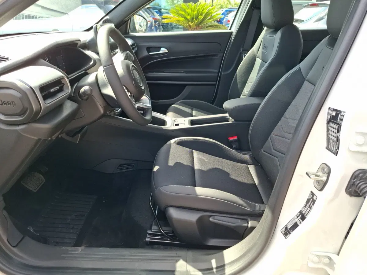 Jeep Avenger nuova a Latina (18)