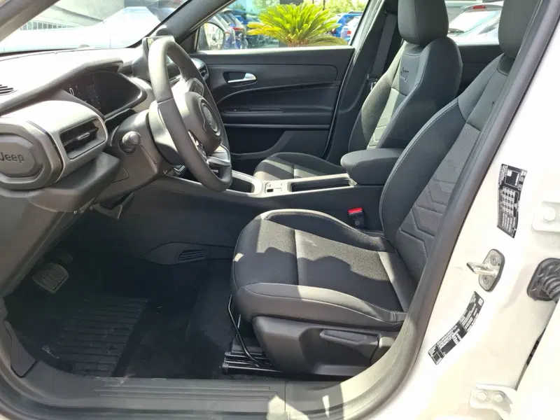 Jeep Avenger nuova a Latina (18)