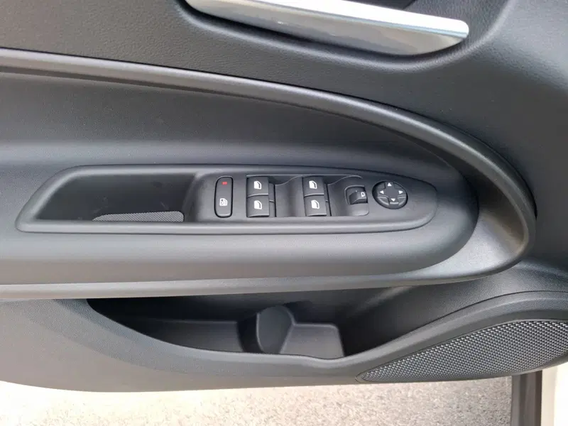 Jeep Avenger nuova a Latina (20)