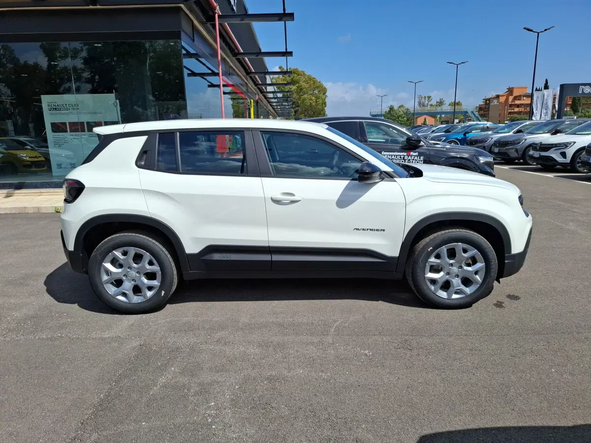 Jeep Avenger nuova a Latina (7)
