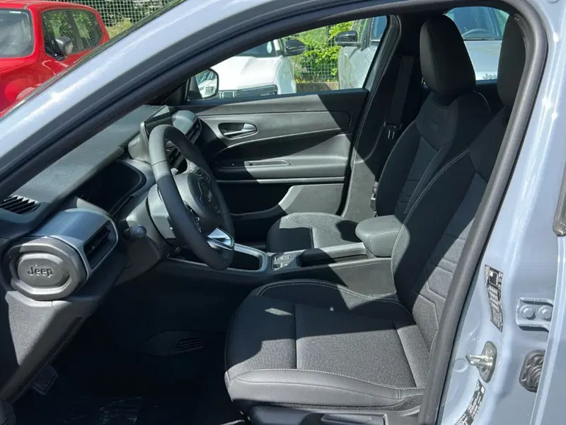 Jeep Avenger nuova a Roma (12)