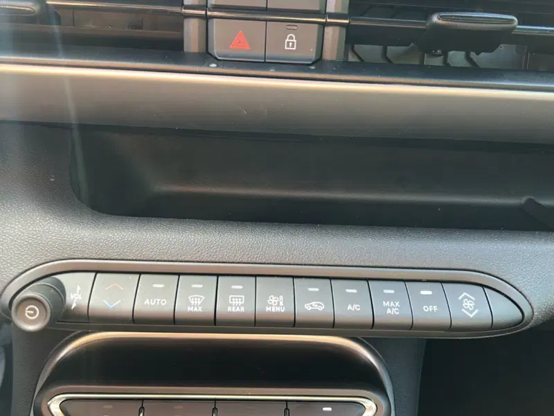 Jeep Avenger nuova a Roma (16)