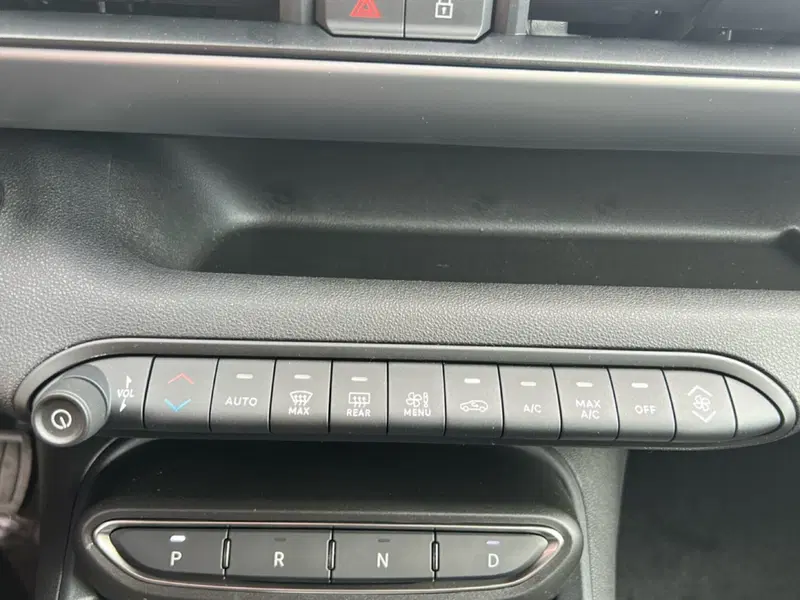 Jeep Avenger nuova a Roma (18)