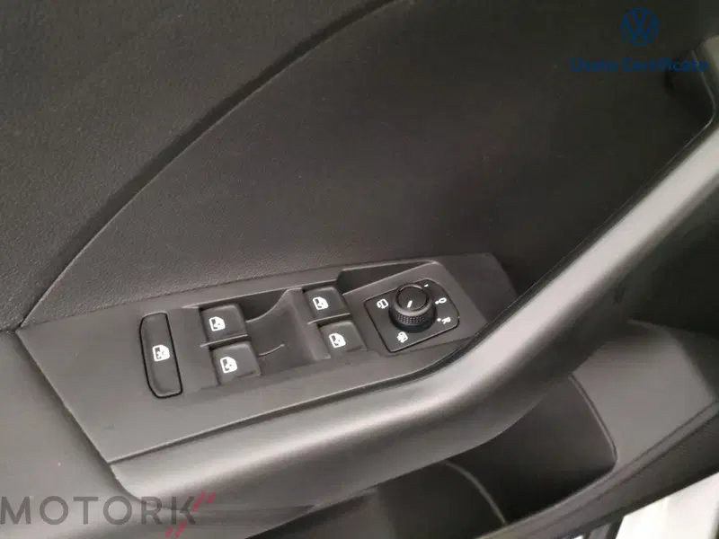Volkswagen T-Cross nuova a Varese (14)