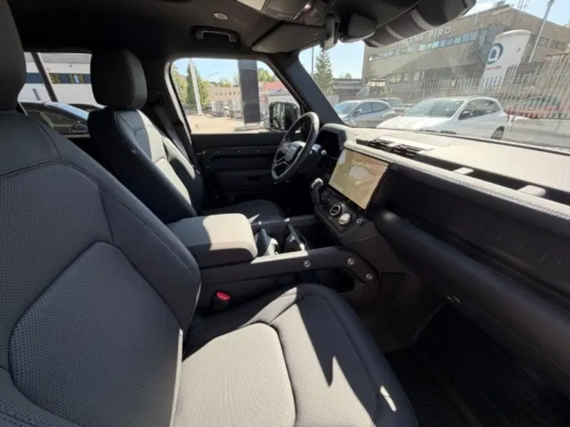 Land Rover Defender nuova a Potenza (11)