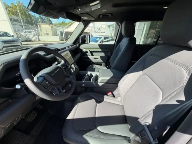 Land Rover Defender nuova a Potenza (9)