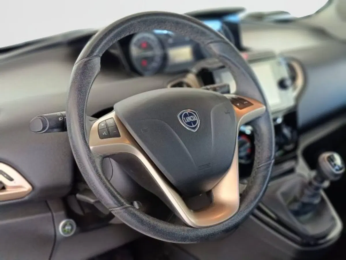 Lancia Ypsilon usata a Teramo (16)