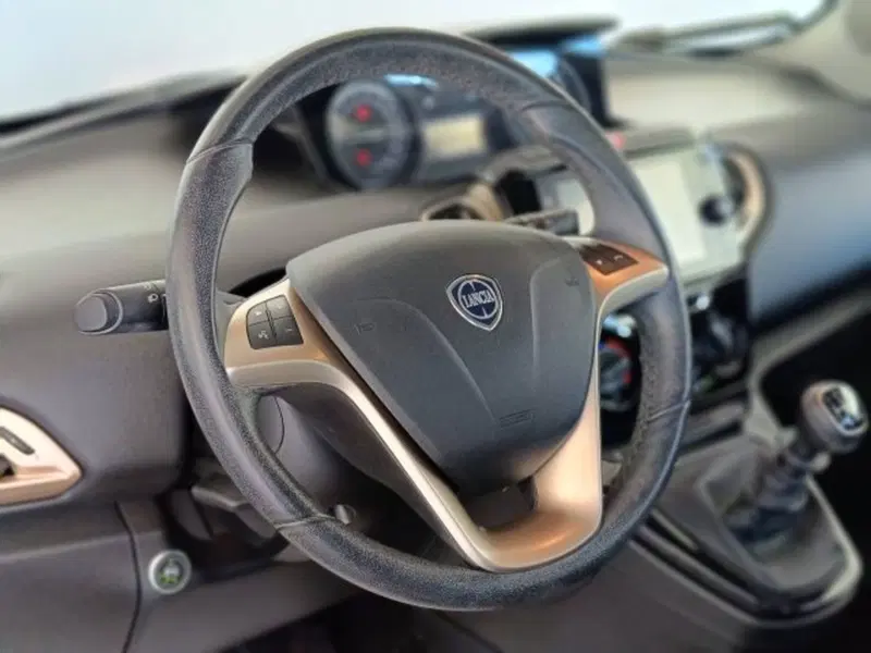 Lancia Ypsilon usata a Teramo (16)