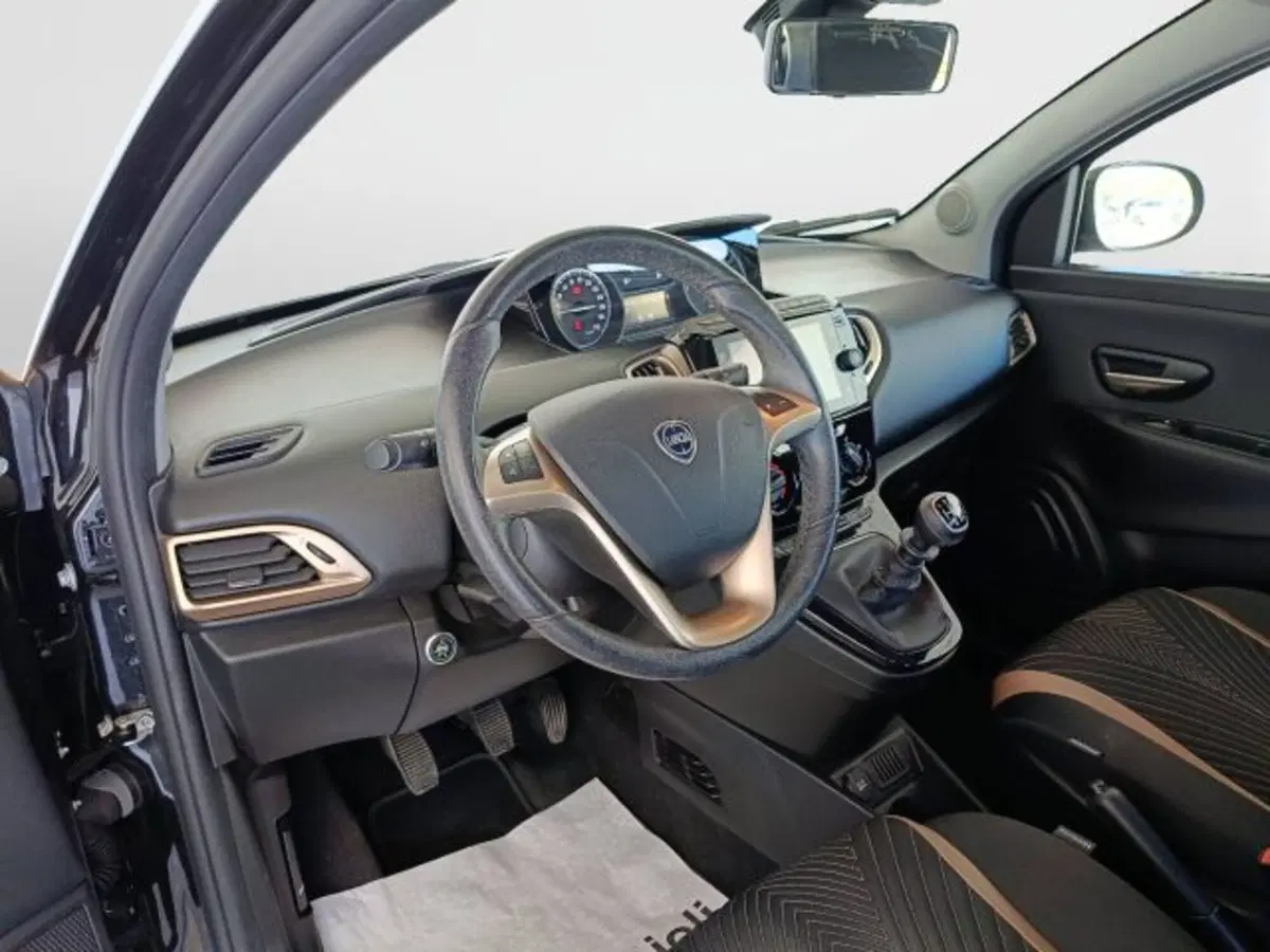 Lancia Ypsilon usata a Teramo (7)