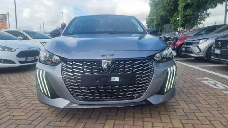Peugeot 208 nuova a Savona