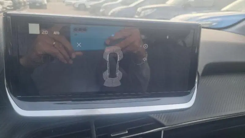 Peugeot 208 nuova a Savona (11)