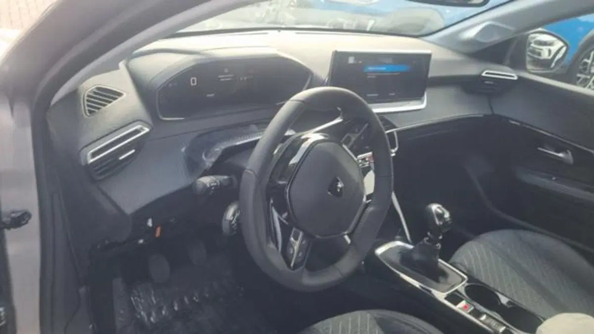 Peugeot 208 nuova a Savona (15)