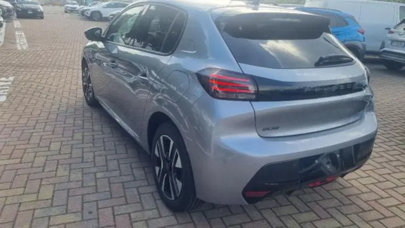 Peugeot 208 nuova a Savona (18)