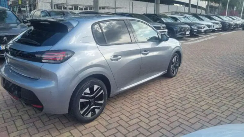 Peugeot 208 nuova a Savona (20)