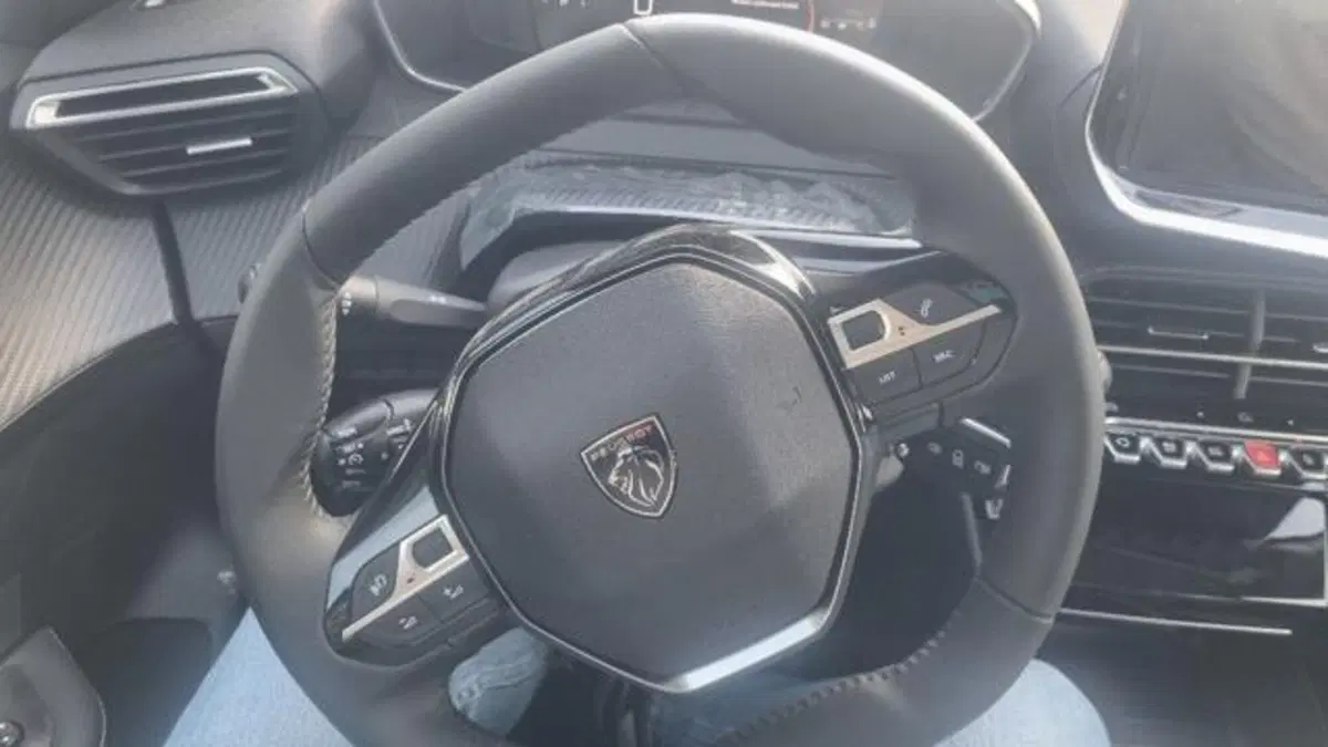 Peugeot 208 nuova a Savona (4)