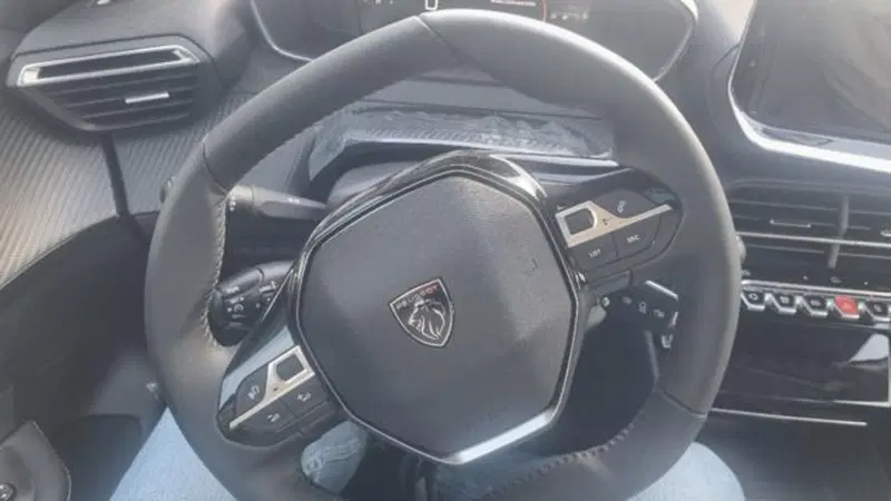 Peugeot 208 nuova a Savona (4)