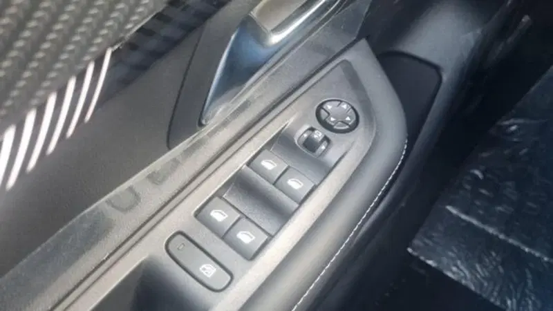 Peugeot 208 nuova a Savona (9)
