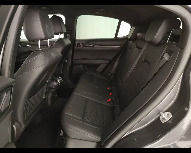 Alfa Romeo Stelvio usata a Caserta (18)