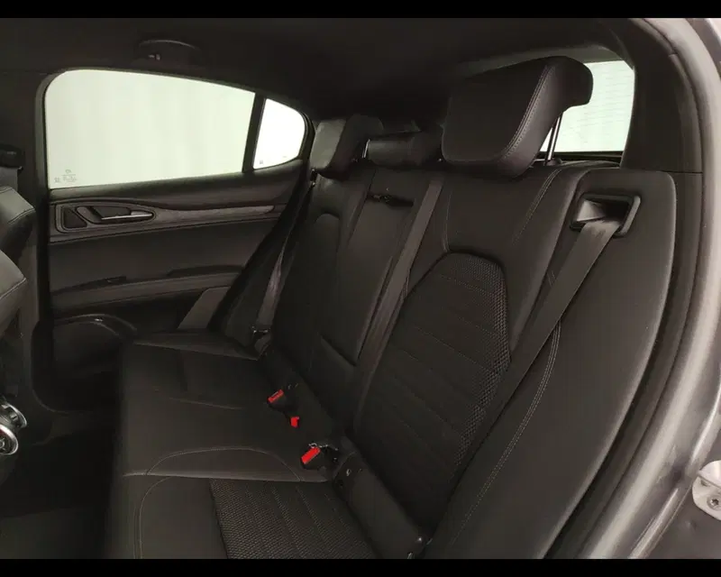Alfa Romeo Stelvio usata a Caserta (19)