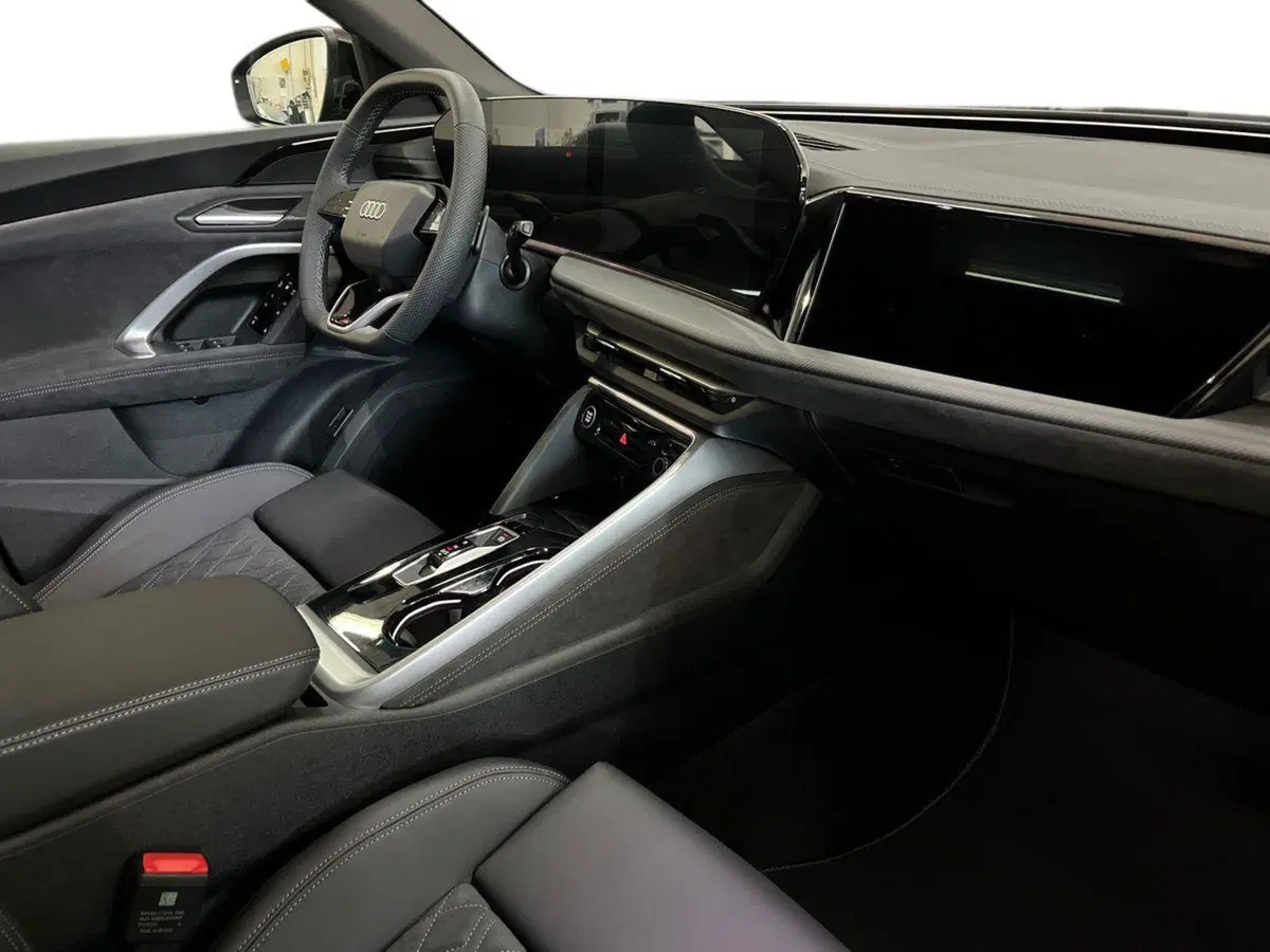 Audi Q5 Sportback nuova a Bari (9)