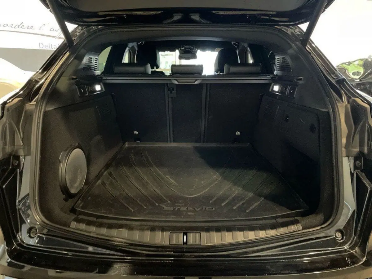 Alfa Romeo Stelvio usata a Macerata (7)