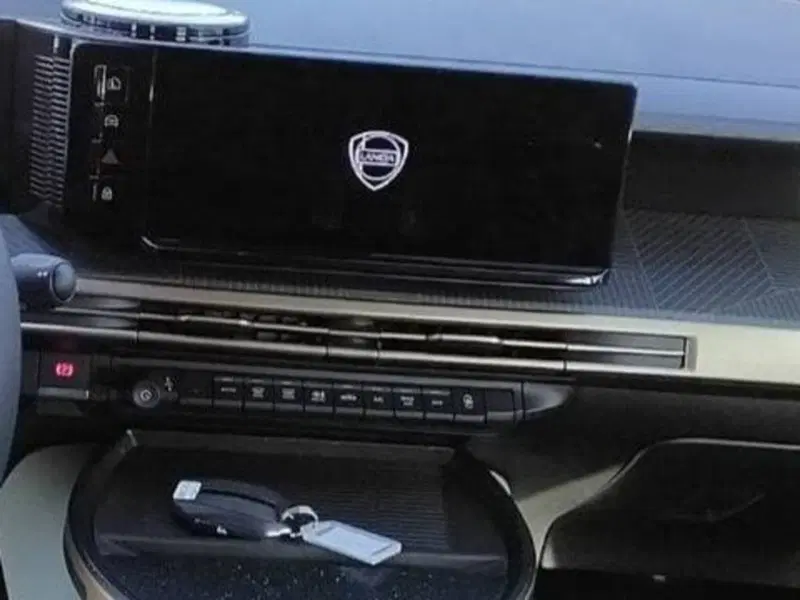 Lancia Ypsilon usata a Salerno (20)