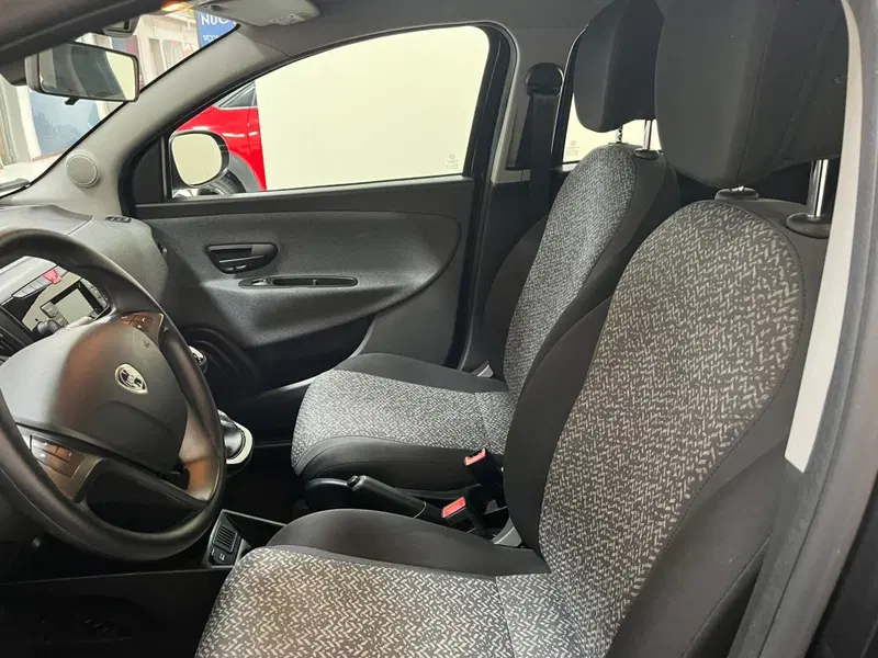 Lancia Ypsilon usata a Lucca (10)