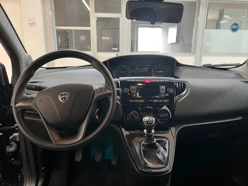 Lancia Ypsilon usata a Lucca (11)