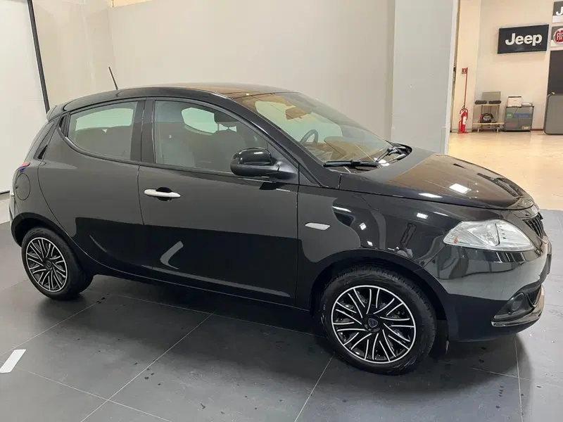 Lancia Ypsilon usata a Lucca (5)
