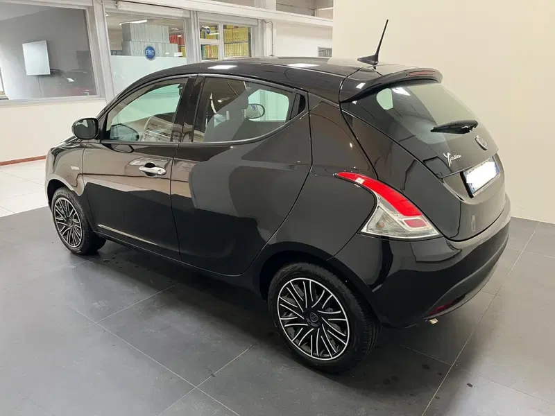 Lancia Ypsilon usata a Lucca (8)