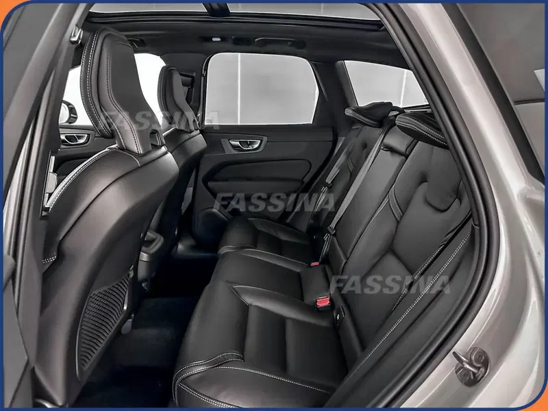 Volvo XC60 nuova a Milano (11)