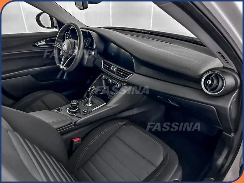 Alfa Romeo Giulia usata a Milano (13)