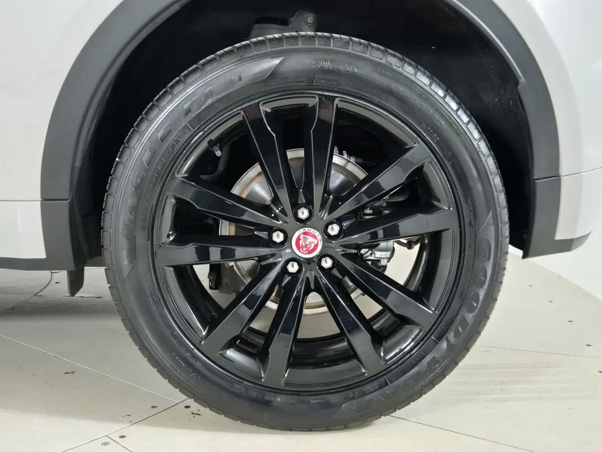 Jaguar E-Pace usata a Torino (9)