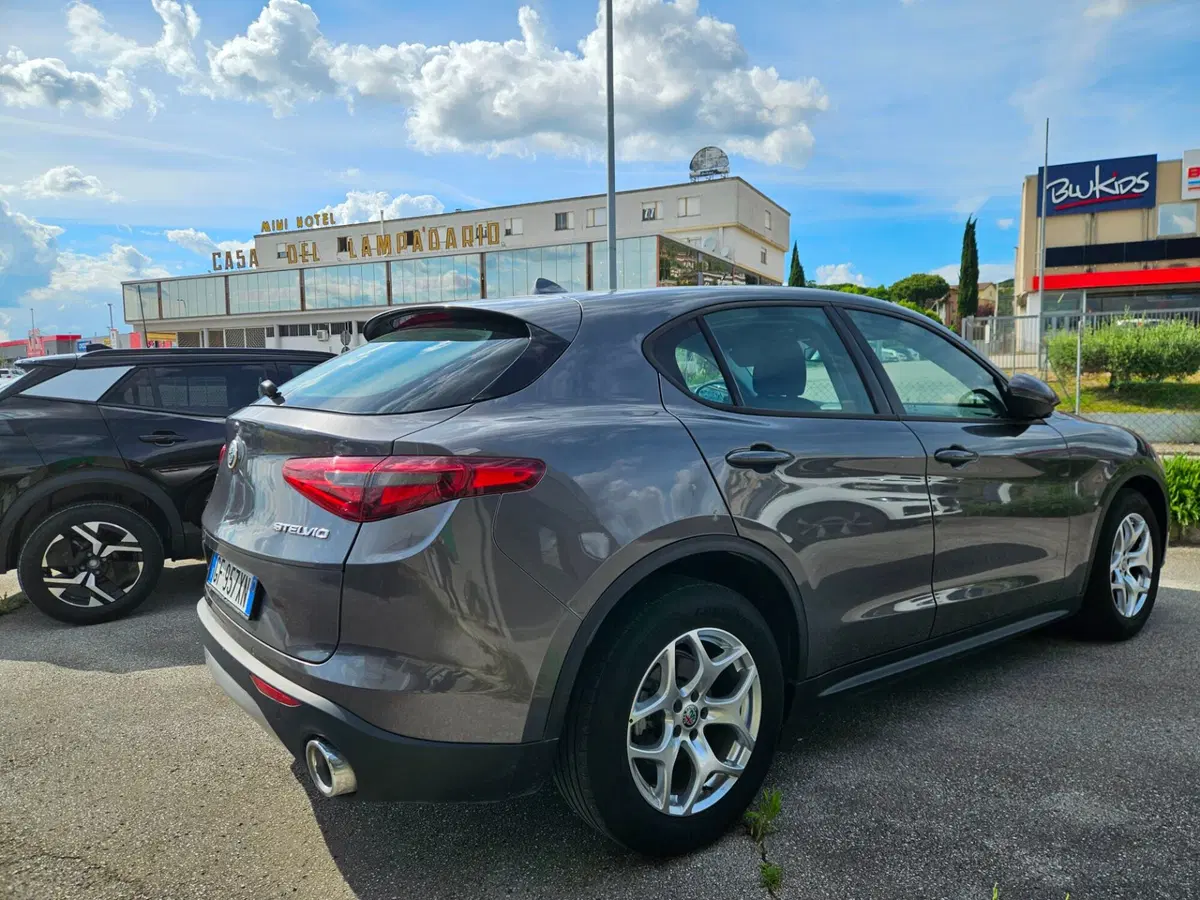 Alfa Romeo Stelvio usata a Perugia (3)
