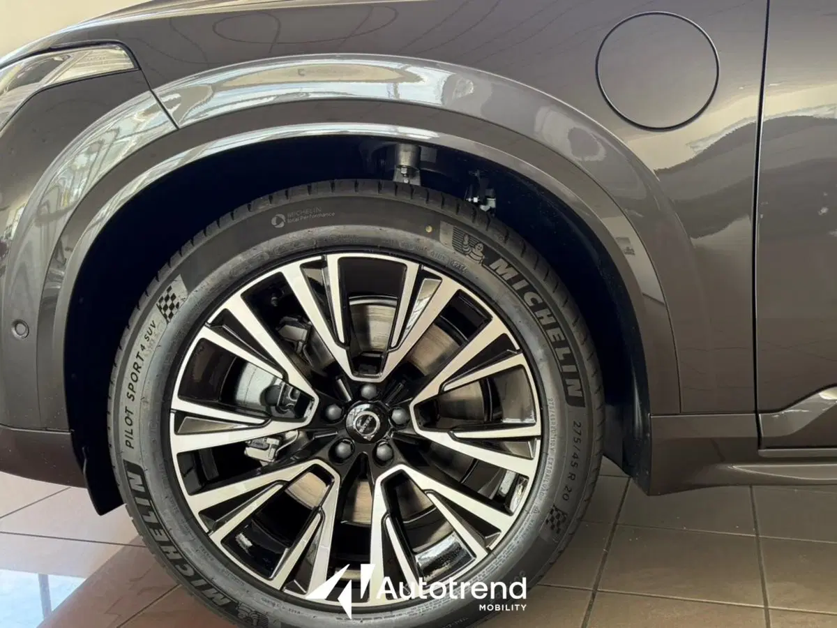 Volvo XC90 nuova a Bari (15)