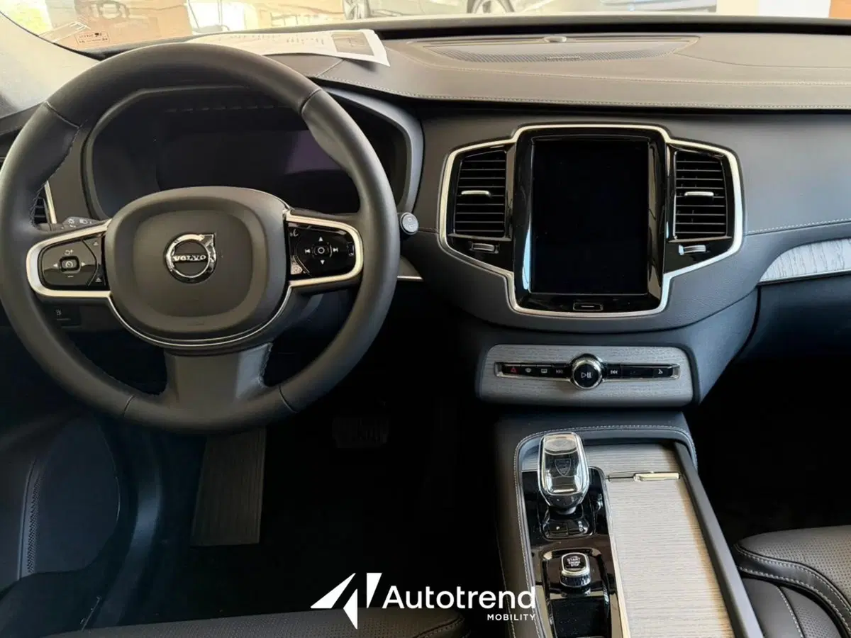 Volvo XC90 nuova a Bari (18)