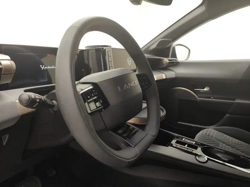 Lancia Ypsilon usata a Como (9)