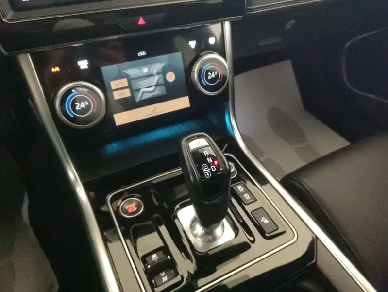 Jaguar XE usata a Alessandria (8)